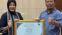 Wabup Nurul Terima penghargaan dari PWI