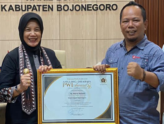 Wabup Nurul Terima penghargaan dari PWI