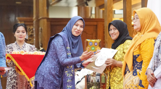 Sri Wahyuni serahkan penghargaan
