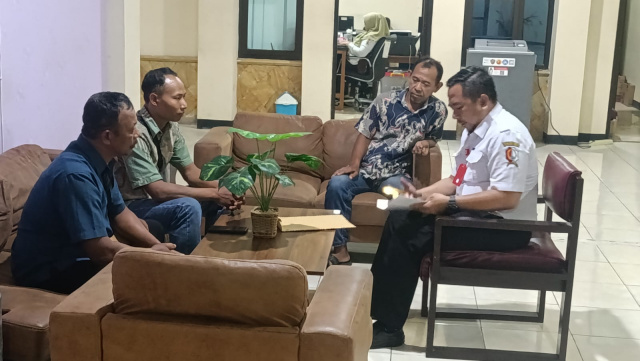 Inspektur Achmad Gunawan saat menerima para warga Desa Klino.