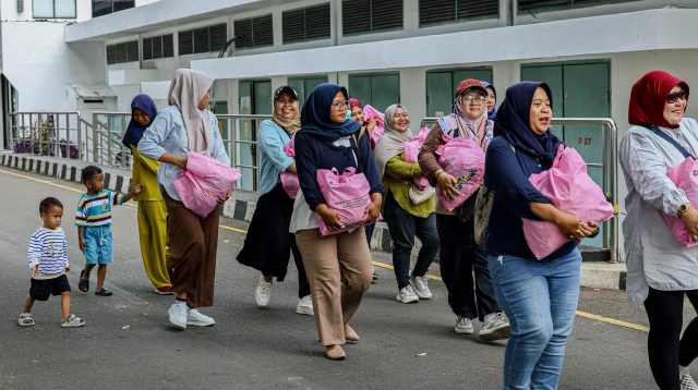 Pertamina Bagikan sembako.