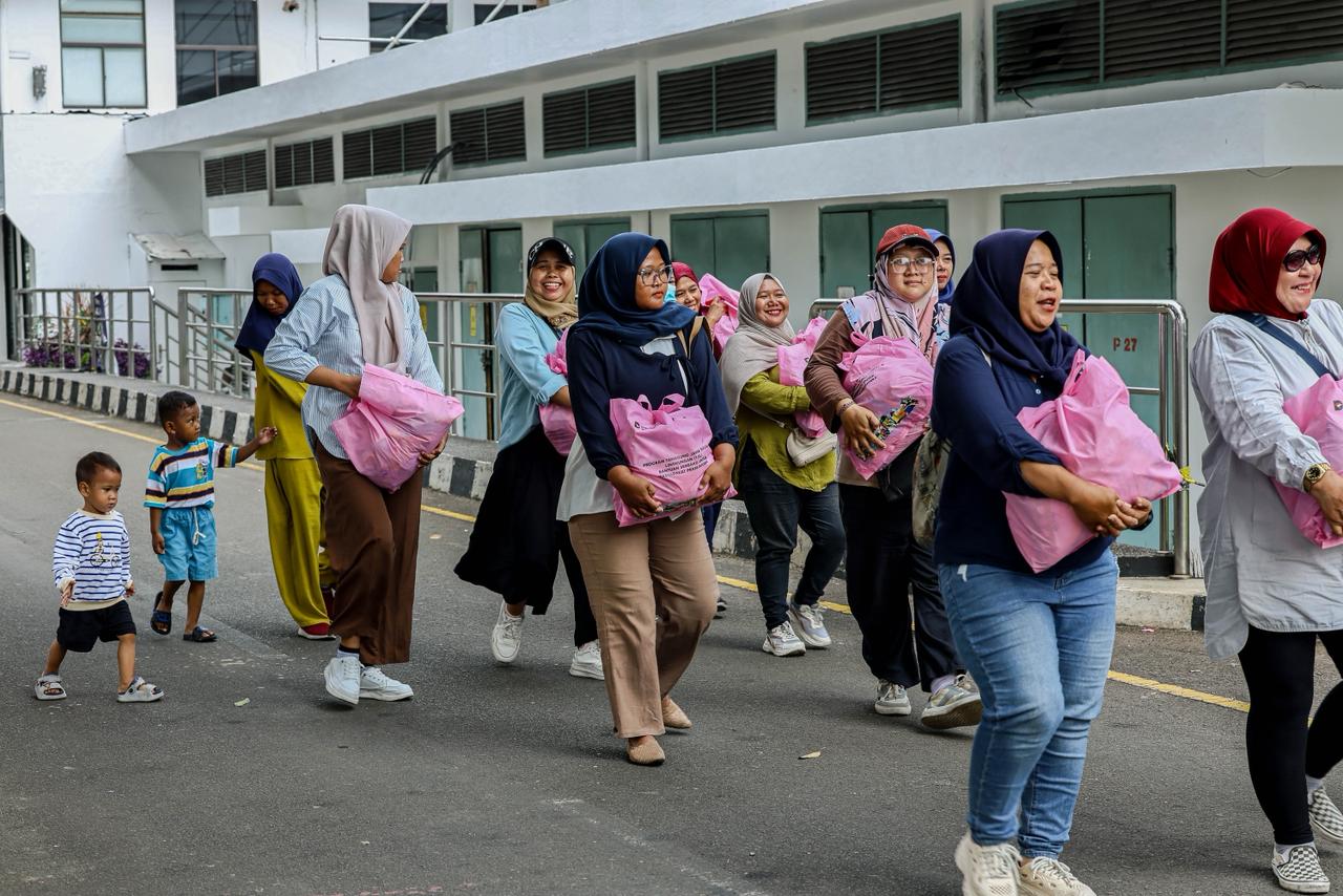 Pertamina Bagikan sembako.