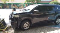 Avanza tabrak tiang bendera