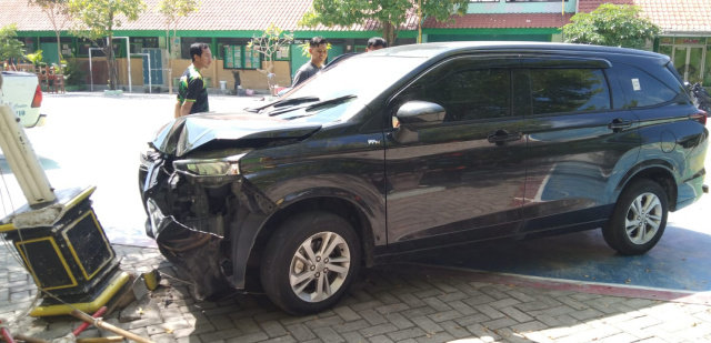 Avanza tabrak tiang bendera