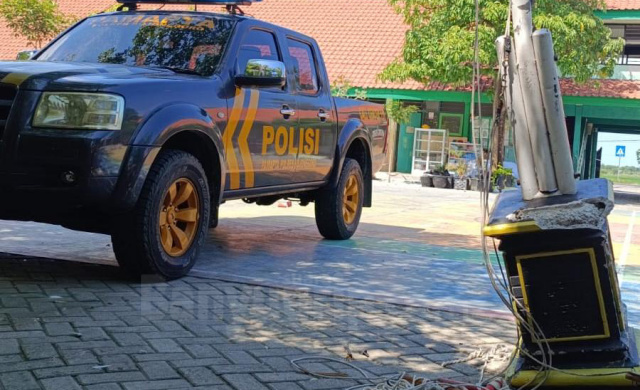 Avanza tabrak tiang bendera