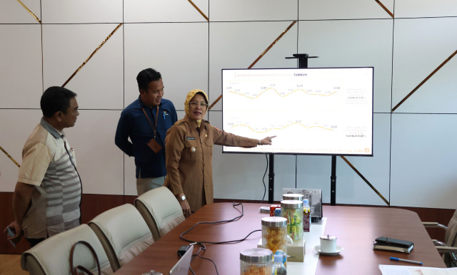 Wabup Nurul Azizah berdiskusi