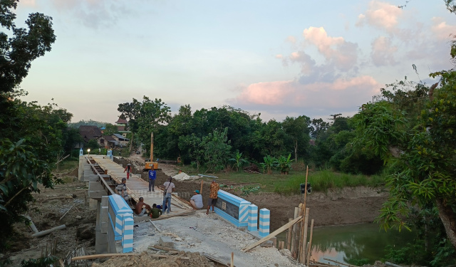 Pembangunan jembatan Ngrejeng