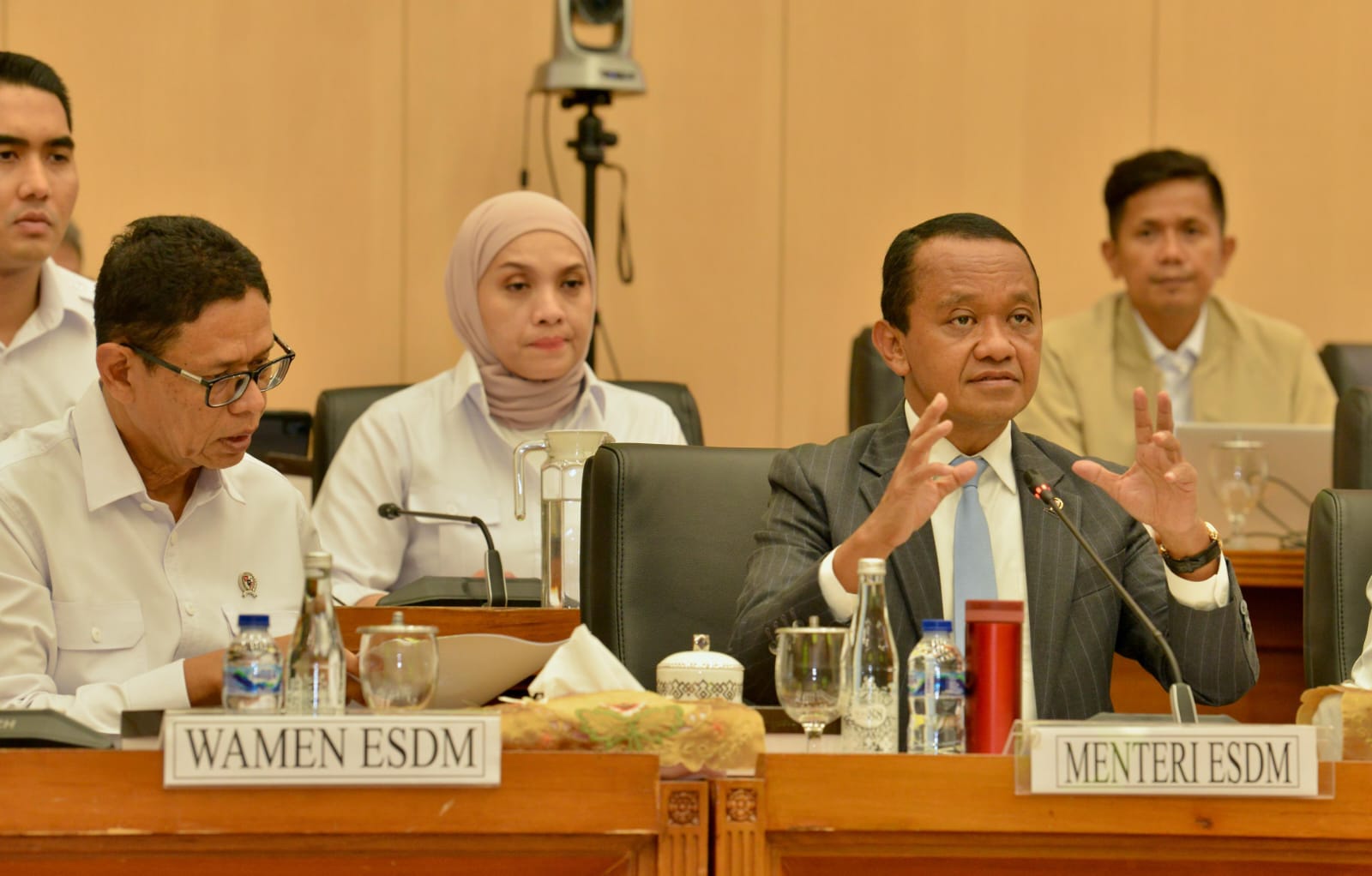 Kompor dan motor listrik.