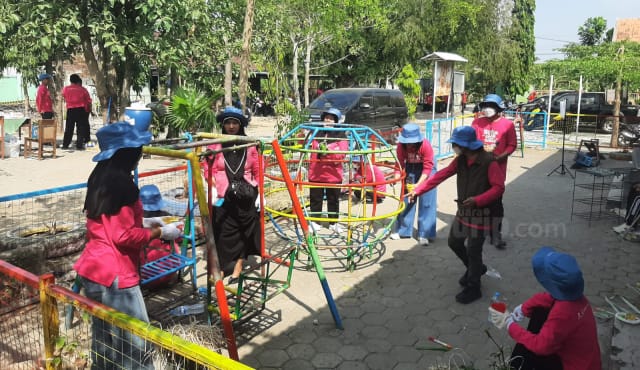 Karyawan EMCL Kerja Bakti.