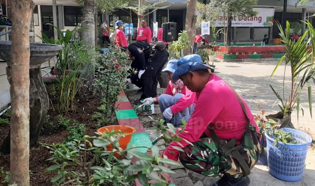 Karyawan EMCL kerja bakti.