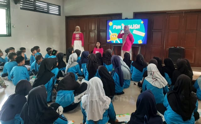 Karyawan EMCL Kerja Bakti.