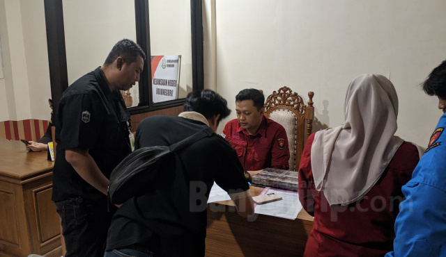 Pelimpahan tersangka dan barang bukti rokok ilegal.