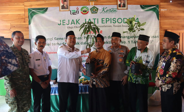Bupati Blora Arief Rohman serahkan bibit pohon