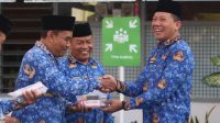 IMG_20260717_114904 Kepala Lapas Kelas IIA Bojonegoro, Hari Winarca membagikan vitamin.