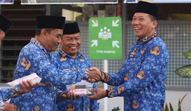 Kepala Lapas Kelas IIA Bojonegoro, Hari Winarca membagikan vitamin.