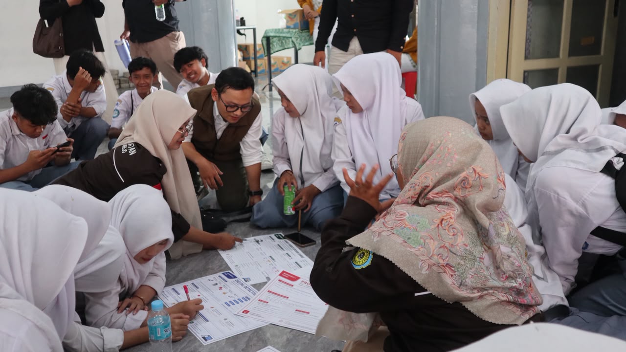 Literasi Digital untuk Remaja Bojonegoro.