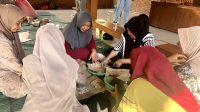 Ibu-ibu Desa Bondol Dilatih Bikin Sale Pisang. Ibu-ibu Desa Bondol Dilatih Bikin Sale Pisang.