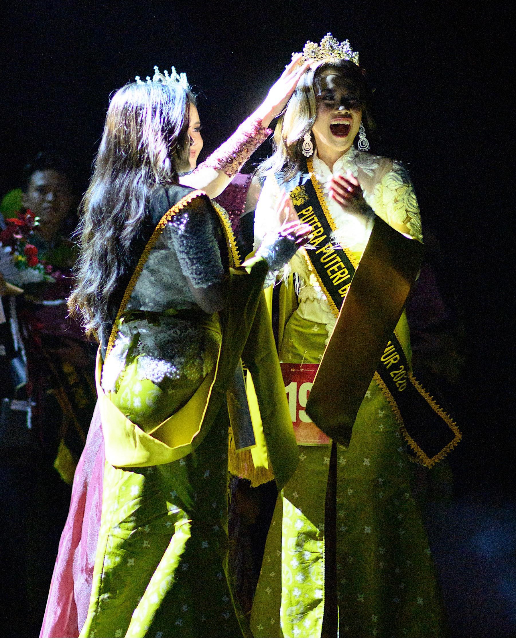 Putra putri batik.