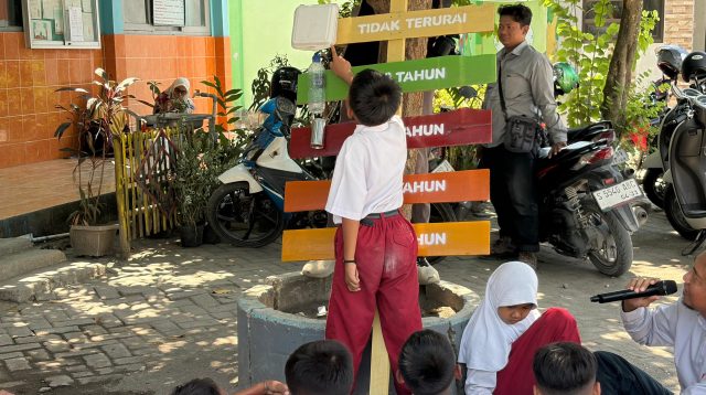 Siswa SD Pilah Sampah.