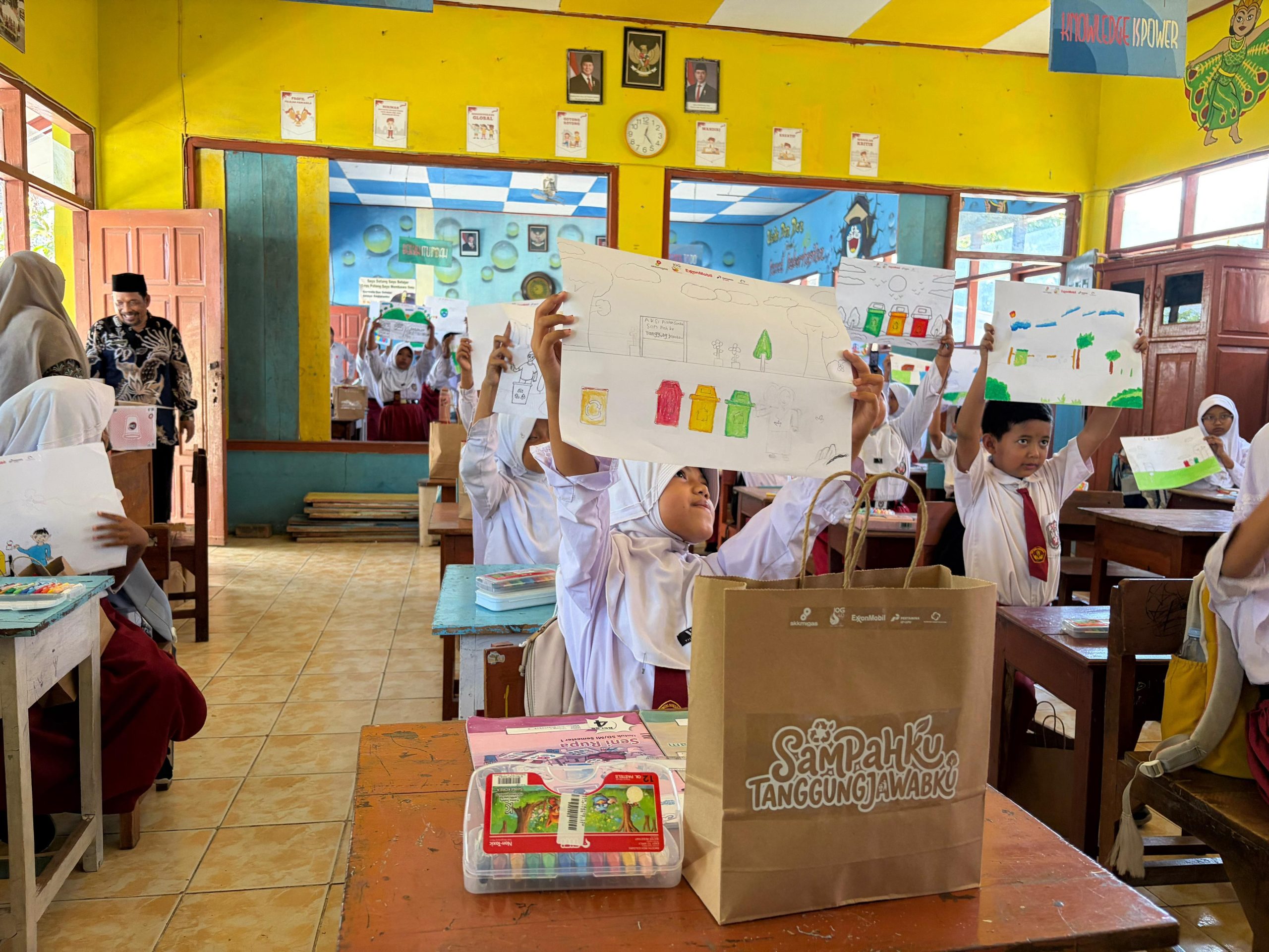 Siswa sd pilah sampah.