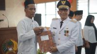 Bupati Bojonegoro Setyo Wahono menyerahkan remisi warga binaan