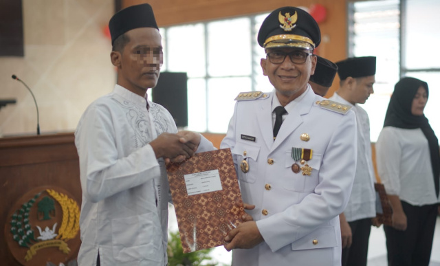 Bupati Bojonegoro Setyo Wahono menyerahkan remisi warga binaan