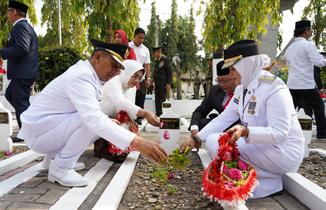 Bupati dan Wabup ziarah