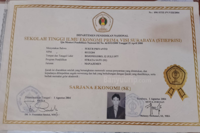 Ijazah asli Sukur Priyanto.