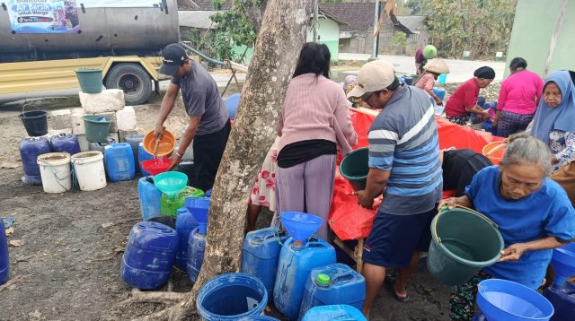 Bantuan air bersih.