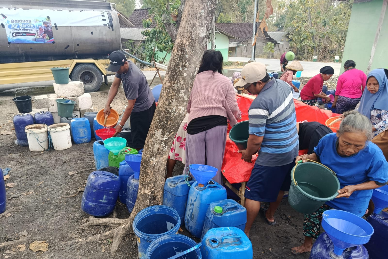 Bantuan air bersih.