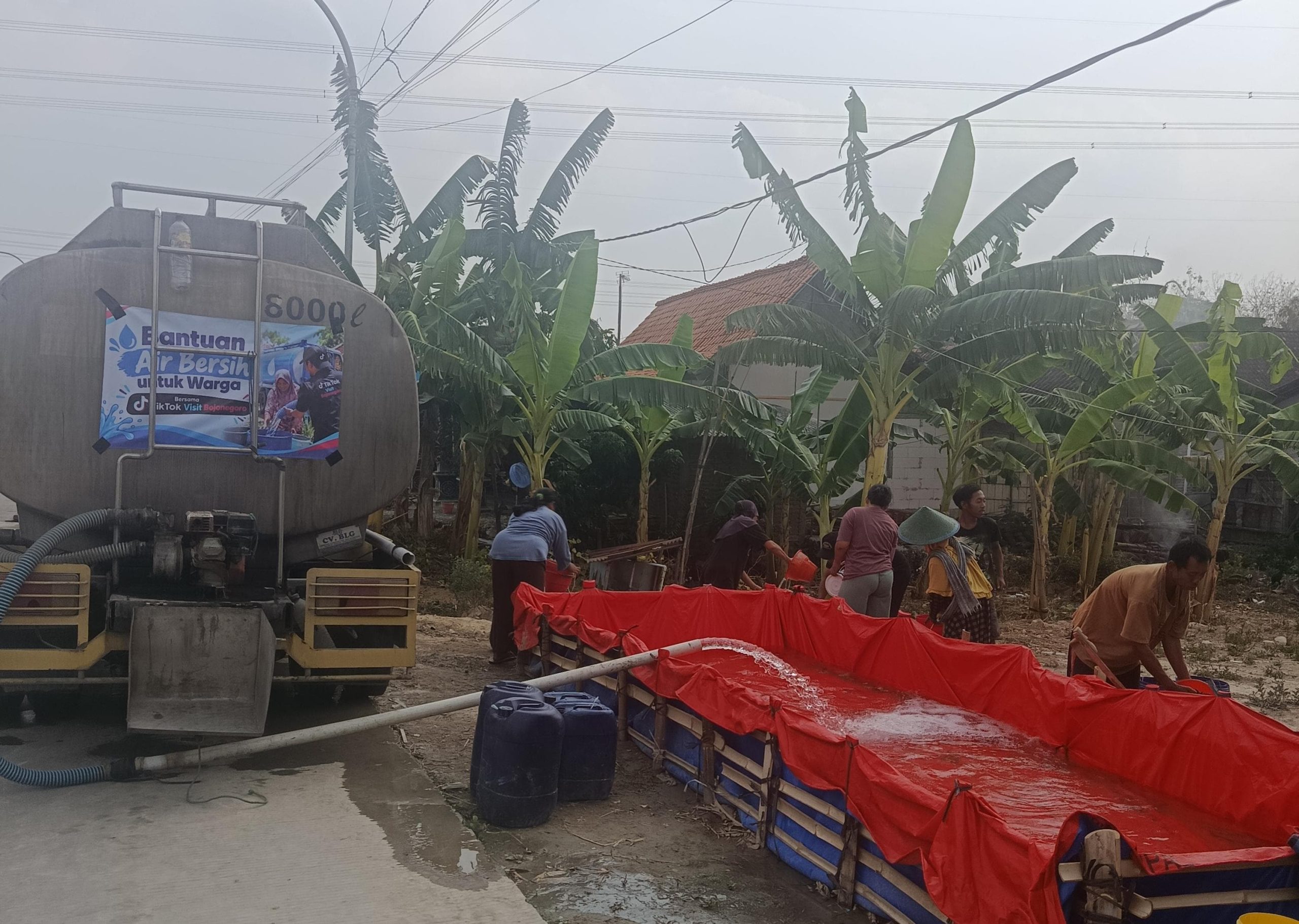 Bantuan air bersih.