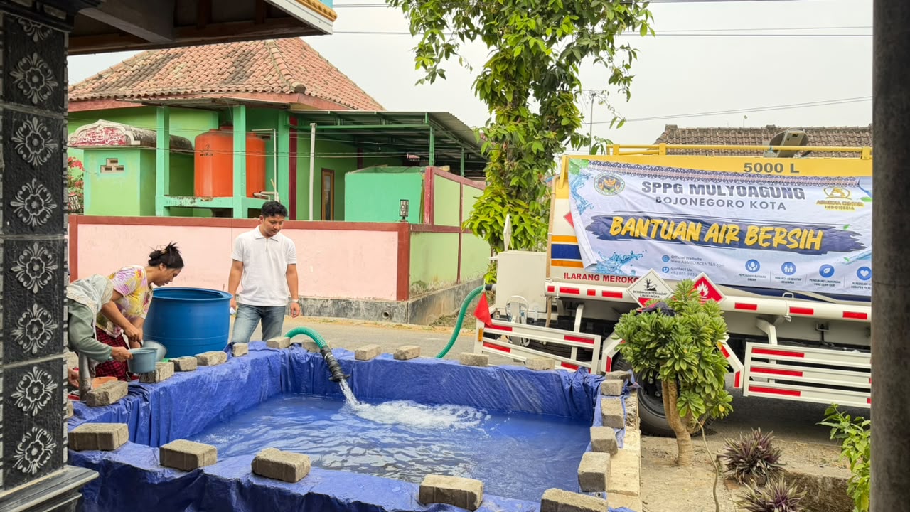 Bantuan air bersih.