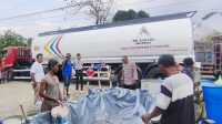 Salurkan air bersih.