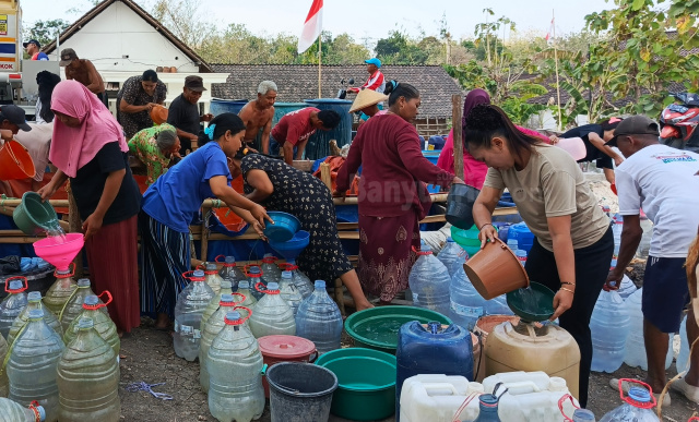 Warga Klumpang ambil bantuan air
