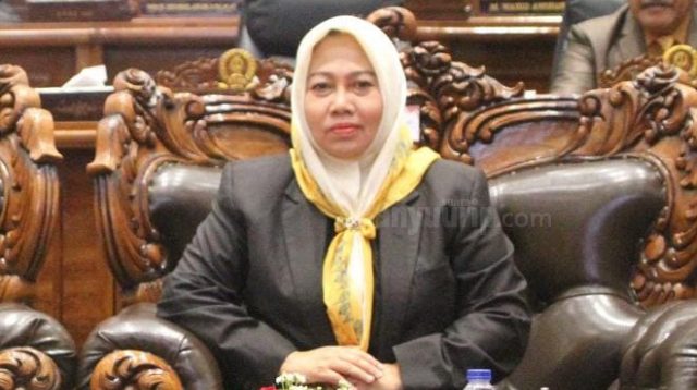 Wakil Ketua III DPRD Bojonegoro, Hj. Mitroatin.