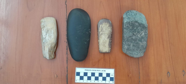 Empat kapak prasejarah koleksi baru Museum Rajekwesi Bojonegoro