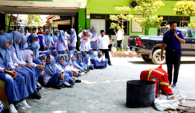 Para siswa MA Mambail Futuh, Jenu, Tuban
