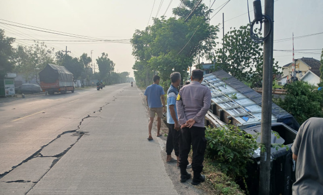 Truk masuk parit