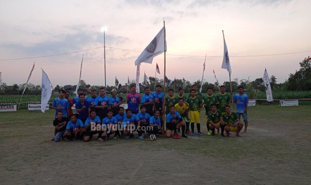 Tim Parlay FC dan PP Roembok foto bersama usai pertandingan. © 2022 suarabanyuurip.com