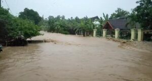 banjir-terjang-desa-sumberjo-rumah-milik-warga-jebol-2210263.jpg