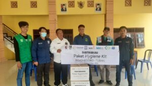 idfos-indonesia-bagikan-hygiene-kit-untuk-warga-kurang-mampu-221103m.jpg