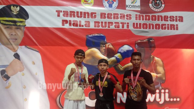 Tiga pesilat PSHT © 2023 suarabanyuurip.com