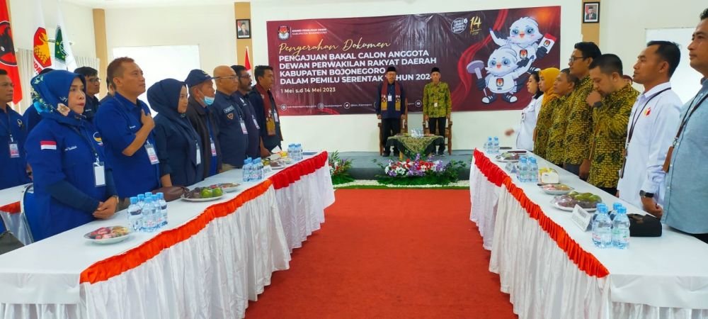 Nasdem Bojonegoro daftarkan Caleg ke KPU. © 2023 suarabanyuurip.com