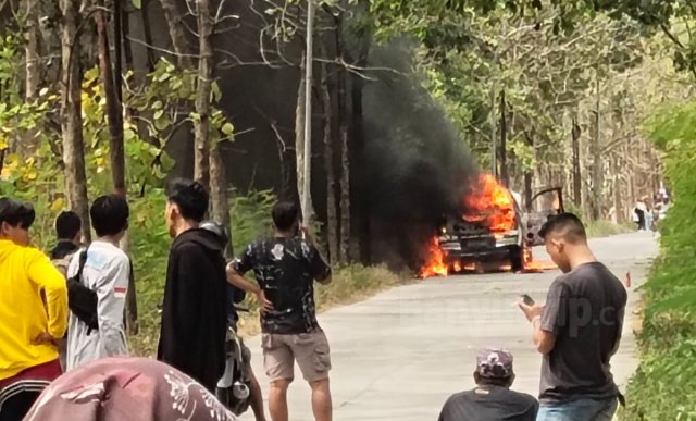 Mobil terbakar &copy; 2023 suarabanyuurip.com